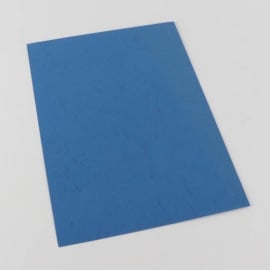 Copertina posteriore in cartoncino A4,  struttura in pelle blu scuro

