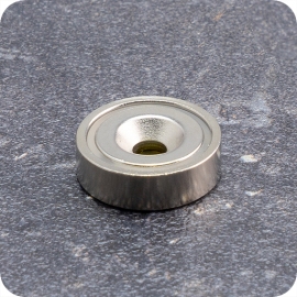 Magnete con base in acciaio con foro svasato da avvitare, al neodimio 20 mm | N42