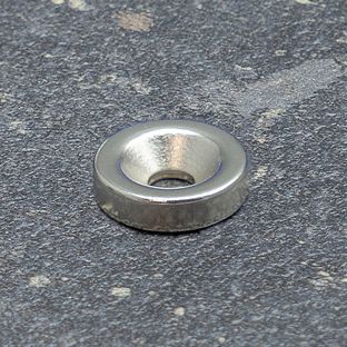 Disco magnetico al neodimio con foro svasato da avvitare 15 mm
