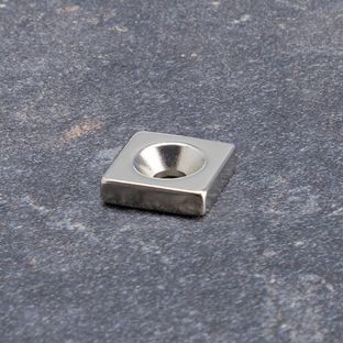 Cuboide magnetico al neodimio con foro svasato da avvitare 15 x 15 mm 
