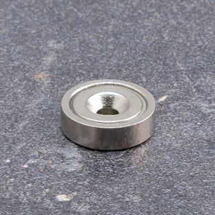 Magnete con base in acciaio con foro svasato da avvitare, al neodimio 16 mm | nichelato  | 6.9 kg