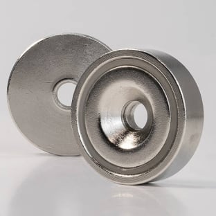 Magnete con base in acciaio con foro svasato da avvitare, al neodimio 