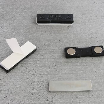 Magnete per badge nominativi, autoadesivo 45 x 13 mm | 2 magnetei