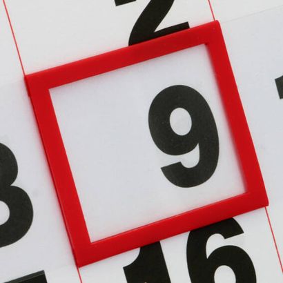 Segnagiorno per calendari, con cordino elastico e capicorda metallici, rosso, finestrella classica E2, 17 x 24 mm dimensione interna, 23 x 30 mm dimensione esterna | null