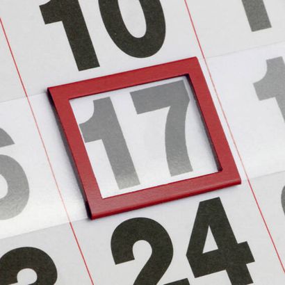 Segnagiorno per calendari, con cordino elastico e capicorda metallici, rosso, finestrella classica E3, 20 x 28 mm dimensione interna, 26 x 35 mm dimensione esterna | null