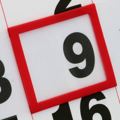 Segnagiorno per calendari, più cordino elastico annodato, rosso, Finestrella classica E1, 14 x 24 mm dimensione interna, 20 x 30 mm dimensione esterna | null