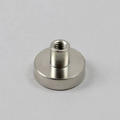 Magnete con base in acciaio con boccola filettata, al neodimio 16 mm | nichelato 