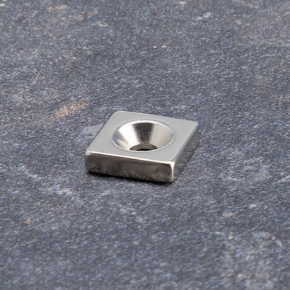 Cuboide magnetico al neodimio con foro svasato da avvitare 15 x 15 mm