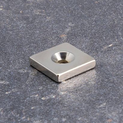 Cuboide magnetico al neodimio con foro svasato da avvitare 20 x 20 mm