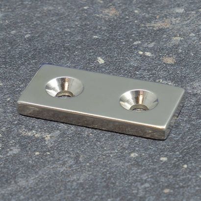 Cuboide magnetico al neodimio con foro svasato da avvitare 40 x 20 mm