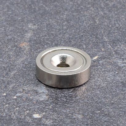 Magnete con base in acciaio con foro svasato da avvitare, al neodimio 16 mm | nichelato  | 6.9 kg