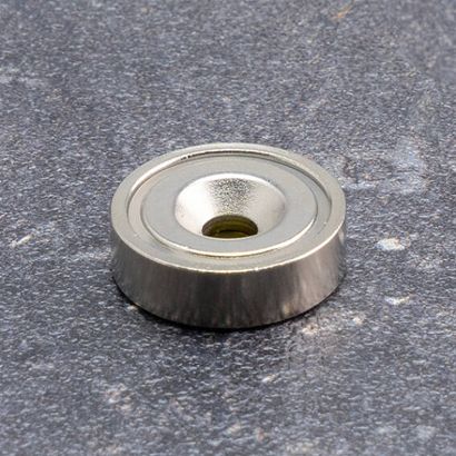Magnete con base in acciaio con foro svasato da avvitare, al neodimio 20 mm | nichelato  | 9 kg